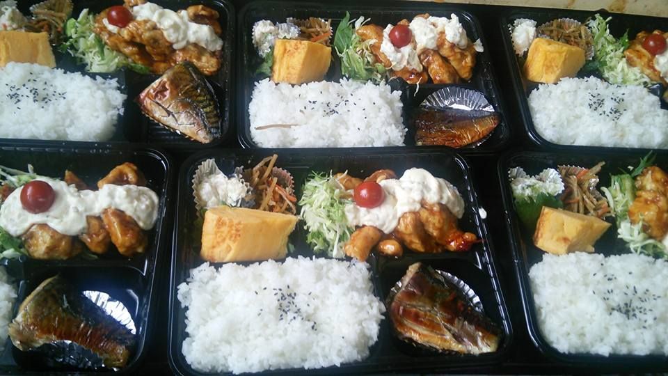 ご注文のお弁当をたくさん詰めたところ（2016）