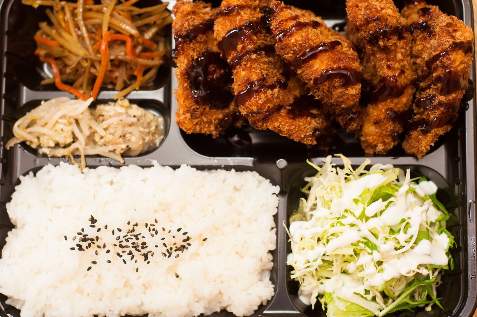 チキンカツ弁当。ご飯、きんぴら、ポテトサラダ、キャベツ（2017）