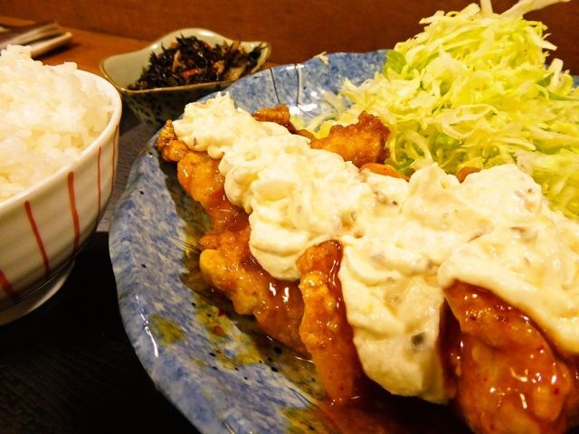 タルタルソースをかけたチキン南蛮とご飯（2015）