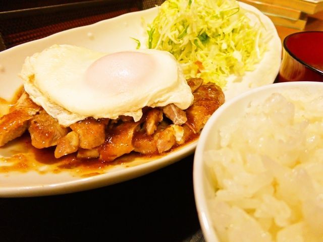 ポークステーキに目玉焼きをのせた定食（2015）