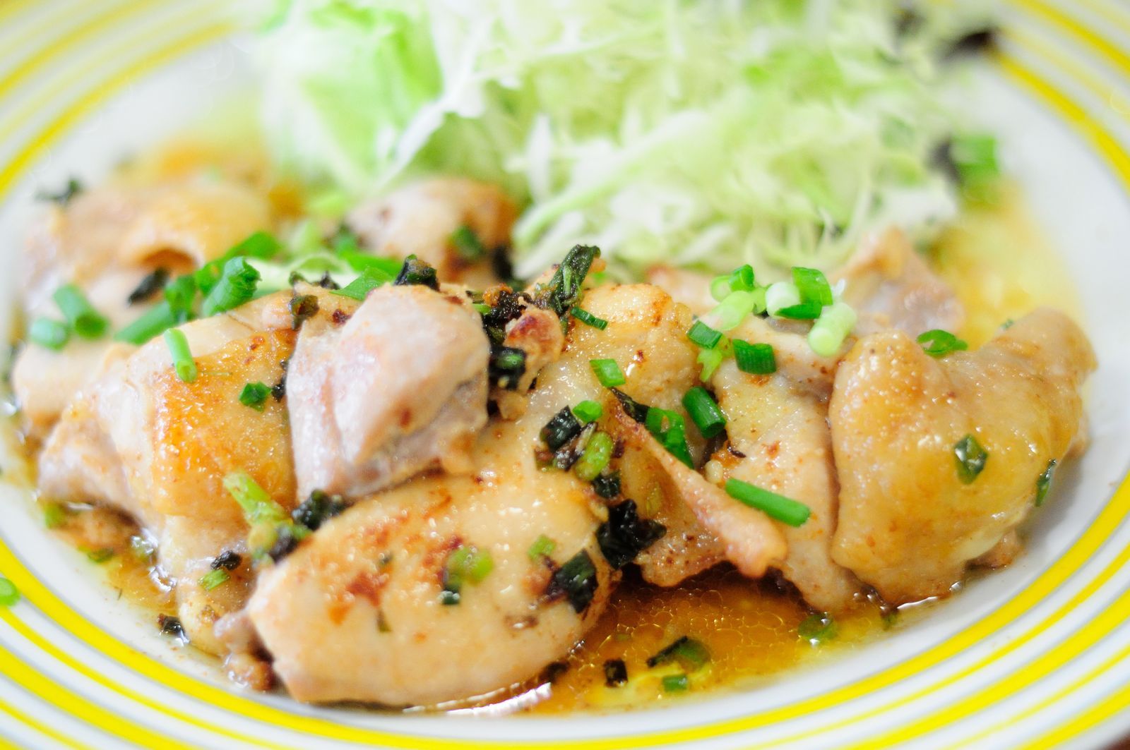 黄色い皿に盛った鶏の照り焼き（2016）