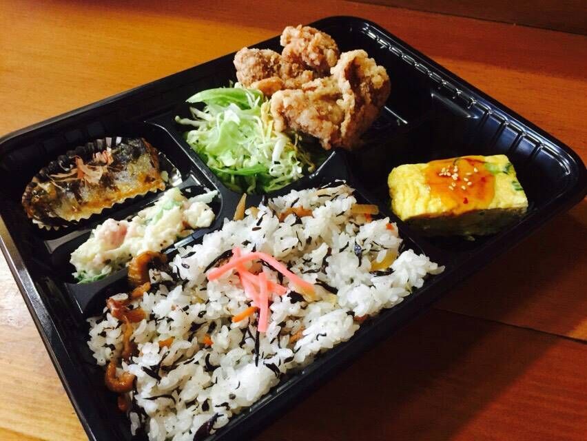 ひじきご飯と唐揚げ、玉子焼きの弁当