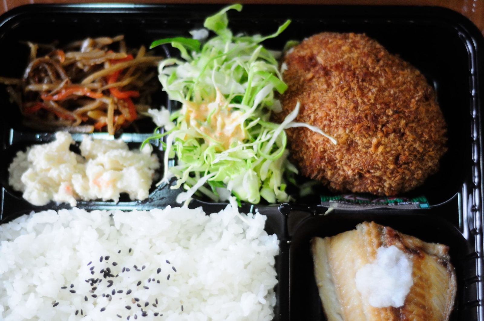 メンチカツ弁当。ご飯、メンチカツ、千切りキャベツ、きんぴら、ポテトサラダ、玉子焼き
