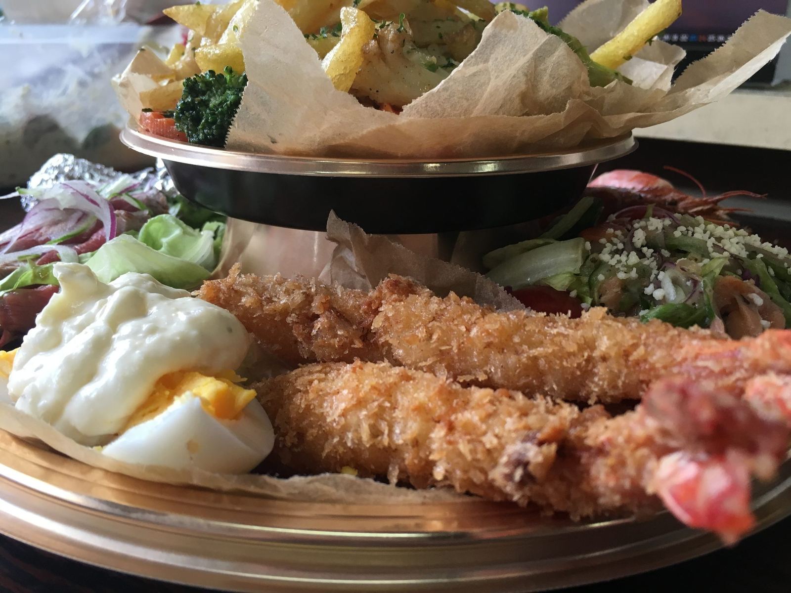 オードブル。海老フライやポテトサラダを盛り合わせた大皿