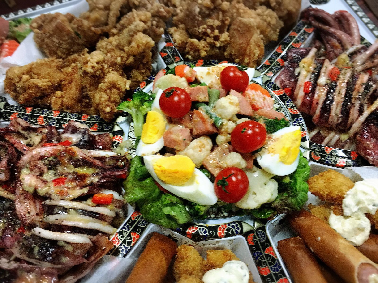 オードブル。唐揚げ、春巻き、卵、サラダの盛り合わせ