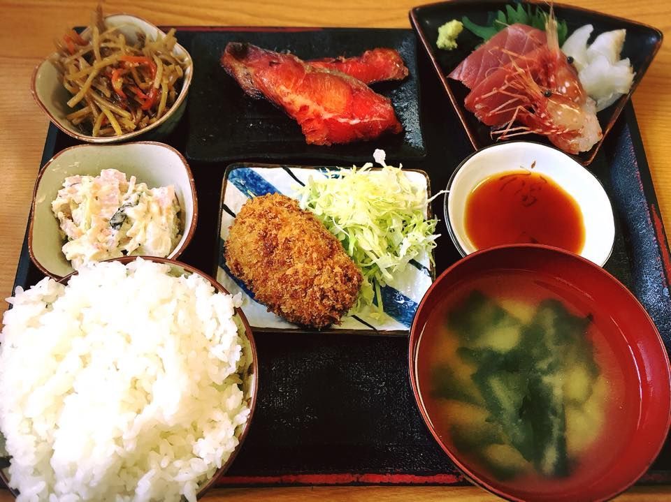 刺身とコロッケの定食。ご飯と味噌汁（2016）